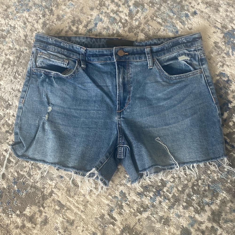 Joe’s Jeans ‘The Ozzie’ 4 inch cutoff shorts in size 31.